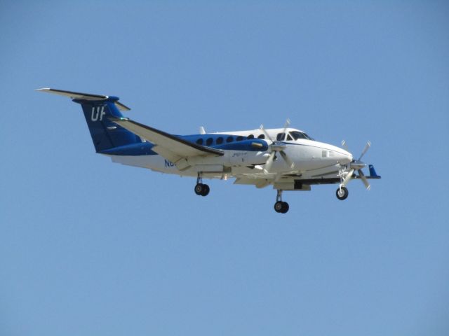 Beechcraft Super King Air 350 (N800UP) - Landing RWY 20R