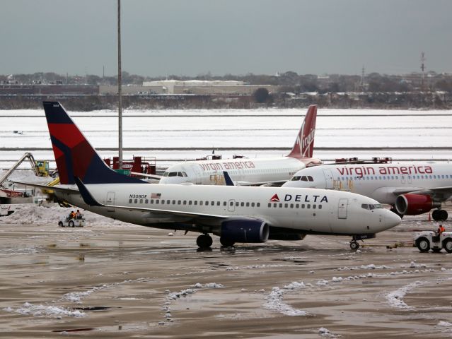 Boeing 737-700 (N308DE)