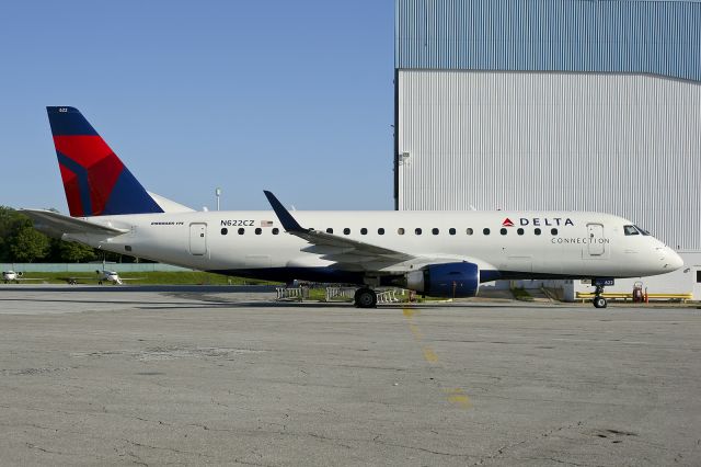 Embraer 170/175 (N622CZ)