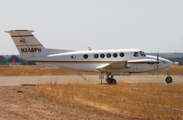 Beechcraft Super King Air 200 (N248PH) - KRDD - PHi Air Medical King Air 200? This is the only time I saw this aircraft at Redding in the 3 years I lived up there.