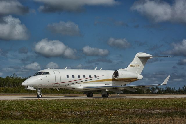 Bombardier Challenger 300 (N453FD)