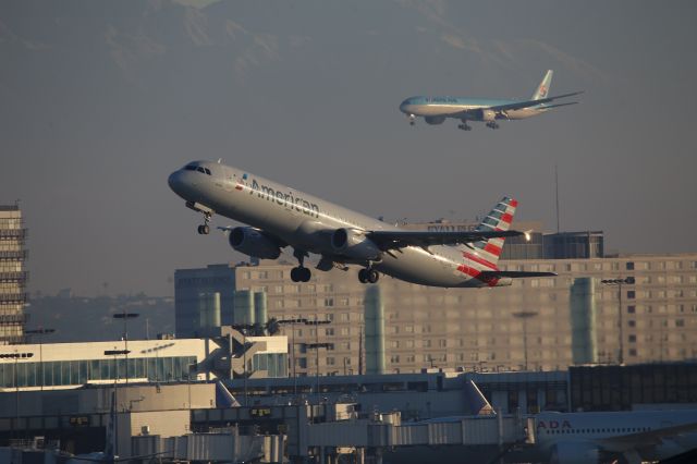 Airbus A321 (N572UW)