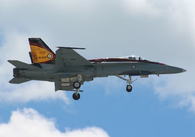 McDonnell Douglas FA-18 Hornet (18-8761)