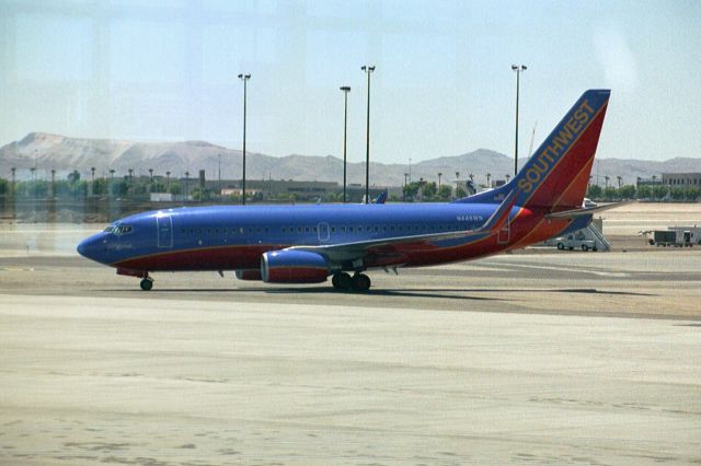 Boeing 737-700 (N448WN) - Aug-04
