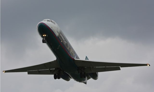 Boeing 717-200 (N925AT) - AirTran’s newest Logo jet, "The Wizarding World of Harry Potter" on final for runway 19 as flight 179