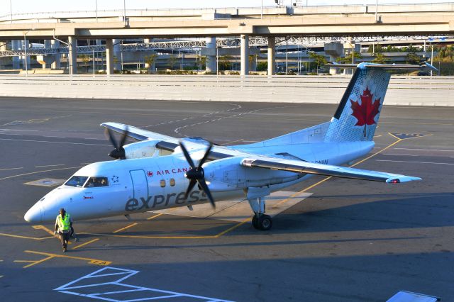 de Havilland Dash 8-100 (C-GONW) - Air Canada Express De Havilland Canada DHC-8-102 Dash 8 C-GONW in Toronto 