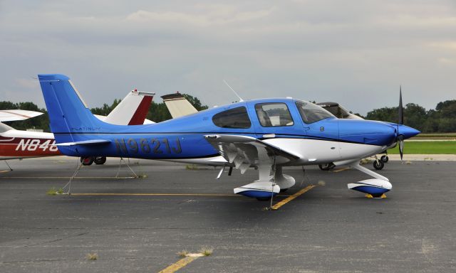 Cirrus SR-22 (N9621J) - Cirrus SR-22T N9621T in Ann Arbor 