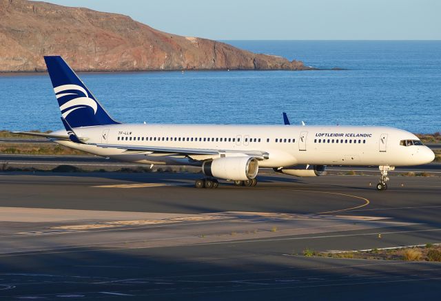 Boeing 757-200 (TF-LLW)