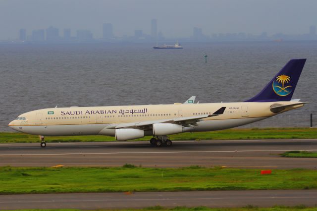 Airbus A340-200 (HZ-HMS2)