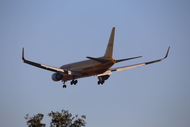 BOEING 767-300 (N739DH)