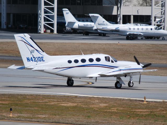 Cessna 421 (N421DE) - EAGLE AIR LLC taxiing at KPDK - 4/6/13