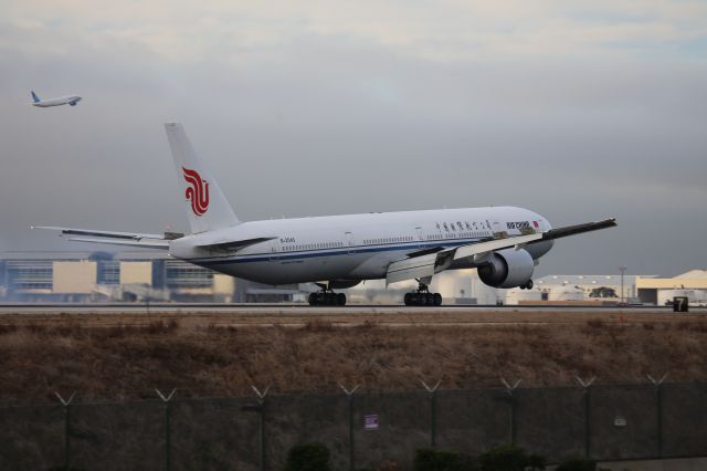 BOEING 777-300ER (B-2045)