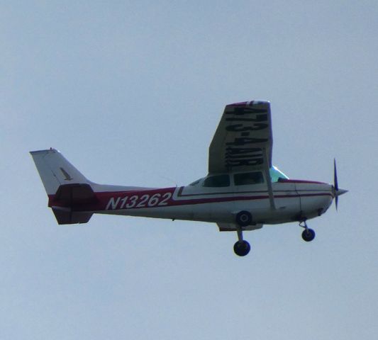 Cessna Skyhawk (N13262) - This Cessna Skyhawk is heading south, along Nags Head, NC, fall 2022.
