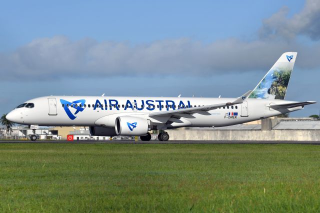 Airbus A220-300 (F-OMER) - Powering down Rwy 14 at SSRIA in the morning as UU103 for the half an hour flight to RUN.