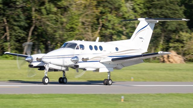 Beechcraft King Air F90 (N90VC) - N90VC slowing down on College Park Airport's runway 33 after a flight from Burke Lakefront 