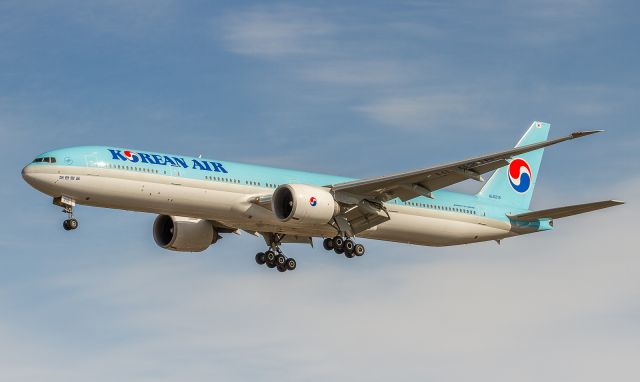 BOEING 777-300 (HL8216) - KAL73 arrives from Incheon and is on short finals for runway 24L at YYZ