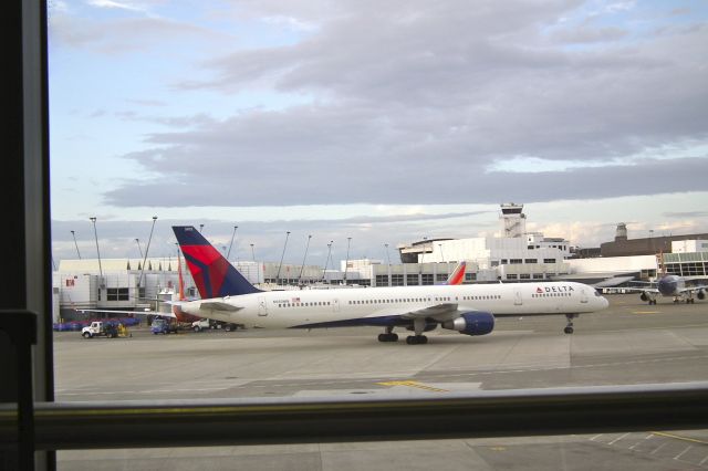 Boeing 757-200 (N592NW) - Seattle Airport October 2011