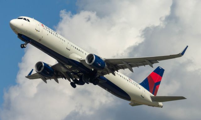 Airbus A321 (N335DN)