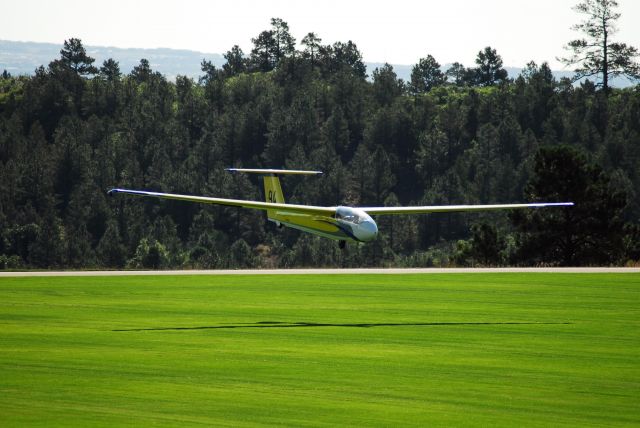 — — - USAFA glider landing for Family Weekend 2009.