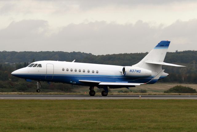 Dassault Falcon 2000 (N37MD) - Touching down on rwy 26 on 15-Oct-12 arriving from  LSGG.
