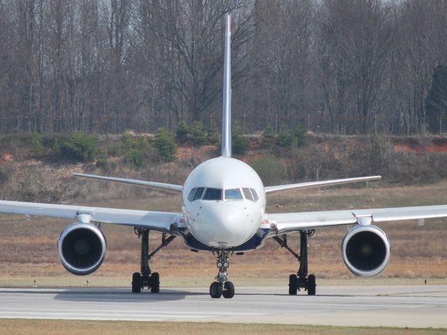 Boeing 757-200 (N919UW) - Taxiing into position on runway 18C - 3/11/09