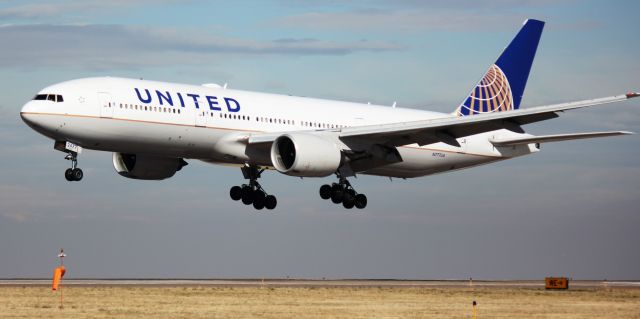 Boeing 777-200 (N777UA) - Landing on 16L.