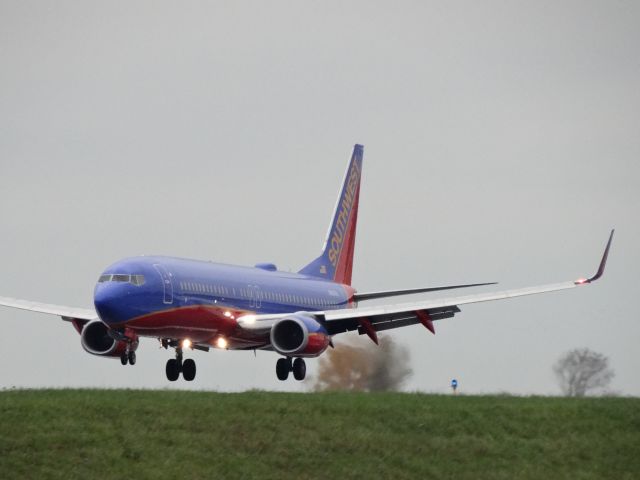 Boeing 737-800 (N8609A)