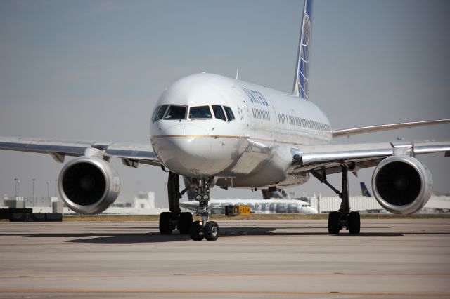 Boeing 757-200 (N12116)