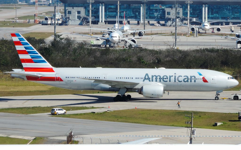 Boeing 777-200 (N793AN)