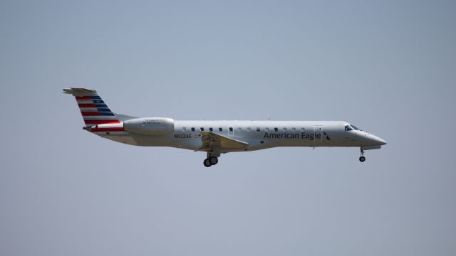 Embraer ERJ-135 (N822AE)