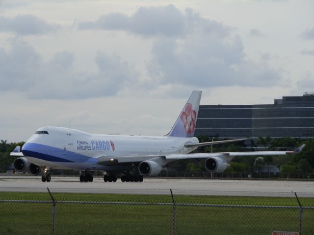 Boeing 747-400 (B-18723)