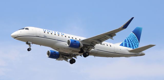 Embraer 175 (N606UX)