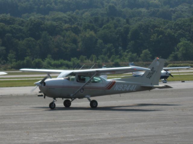 Cessna Skyhawk (N9344L) - Taxiing in after arriving with N771CP.