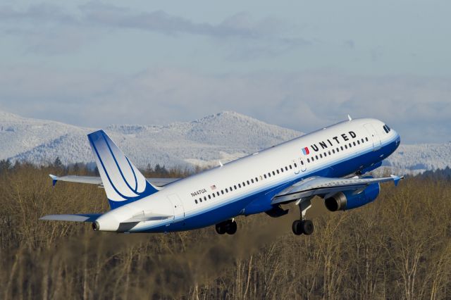 Airbus A320 (N447UA) - United 572 Departing PDX for Denver