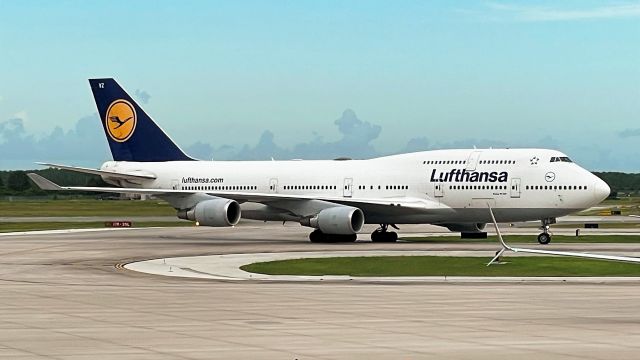 Boeing 747-400 (D-ABVZ) - Arriving from FRA as LH464