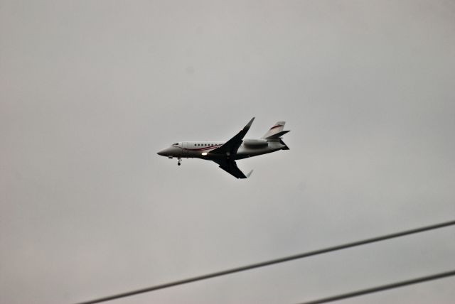 Dassault Falcon 2000 (N228BL) - 4 mile final 24