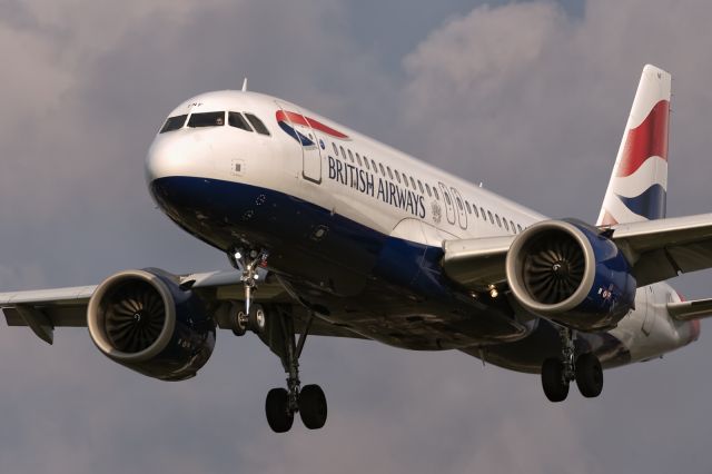 Airbus A320 (G-TTNF) - 20th March, 2022:  Captain focused on the piano keys as this Speedbird makes her final approach to runway 27L at Heathrow.