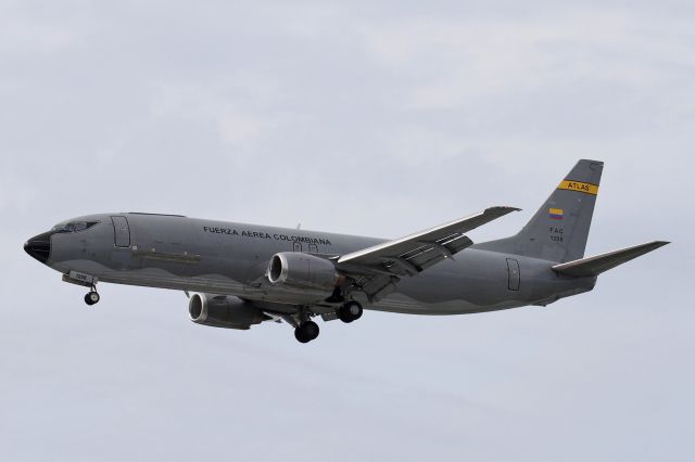 BOEING 737-400 (FAC1208) - I caught this Colombian Air Force (Fuerza Aerea Colombiana) Boeing C-40 Atlas (B737-4S3SF) yesterday afternoon (4 Sep 2021) on final for RWY 24R.