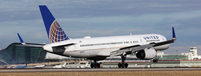 Boeing 757-200 (N14115) - Landing on 35L.