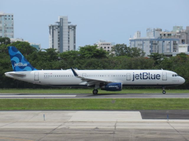 Airbus A321 (N961JT)