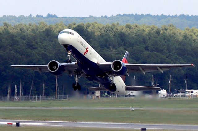 Boeing 757-200 (N650DL) - DL 8955 departing on 29 for New Orleans