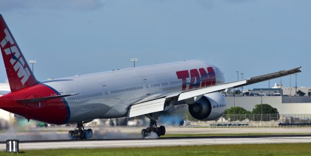 Boeing 777-200 (PT-MUI)