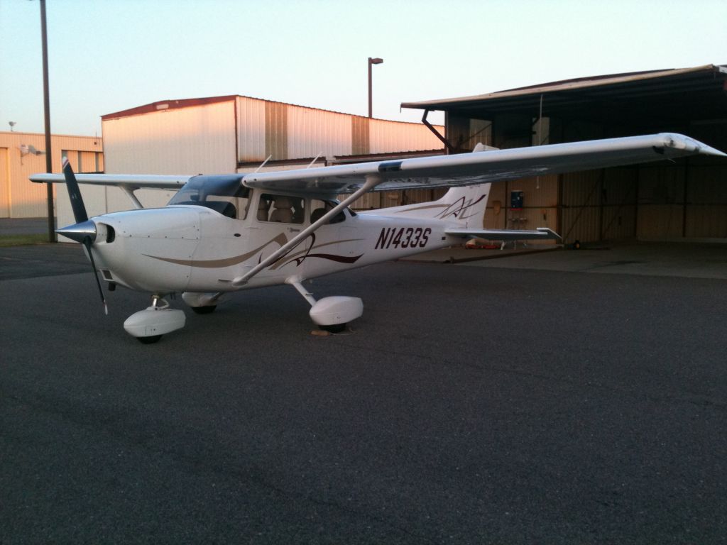 Cessna Skyhawk (N1433S) - April 2012