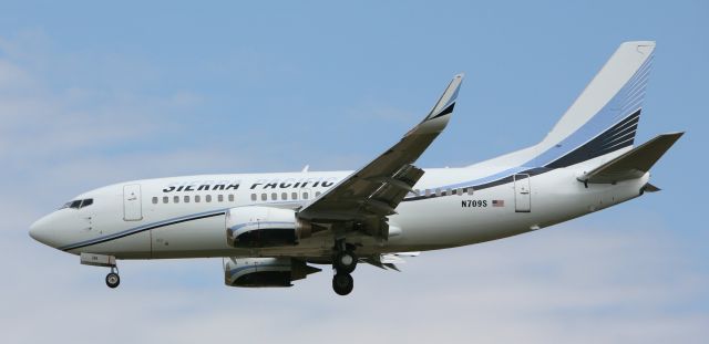 Boeing 737-500 (N709S) - On Final to RWY 35, Oct 11,2018