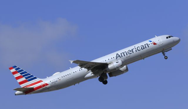 Airbus A321 (N562UW) - American Airlines N562UW departing TNCA