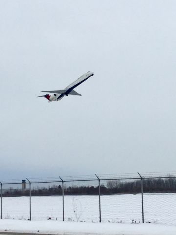 — — - Md 80 take off at rochester