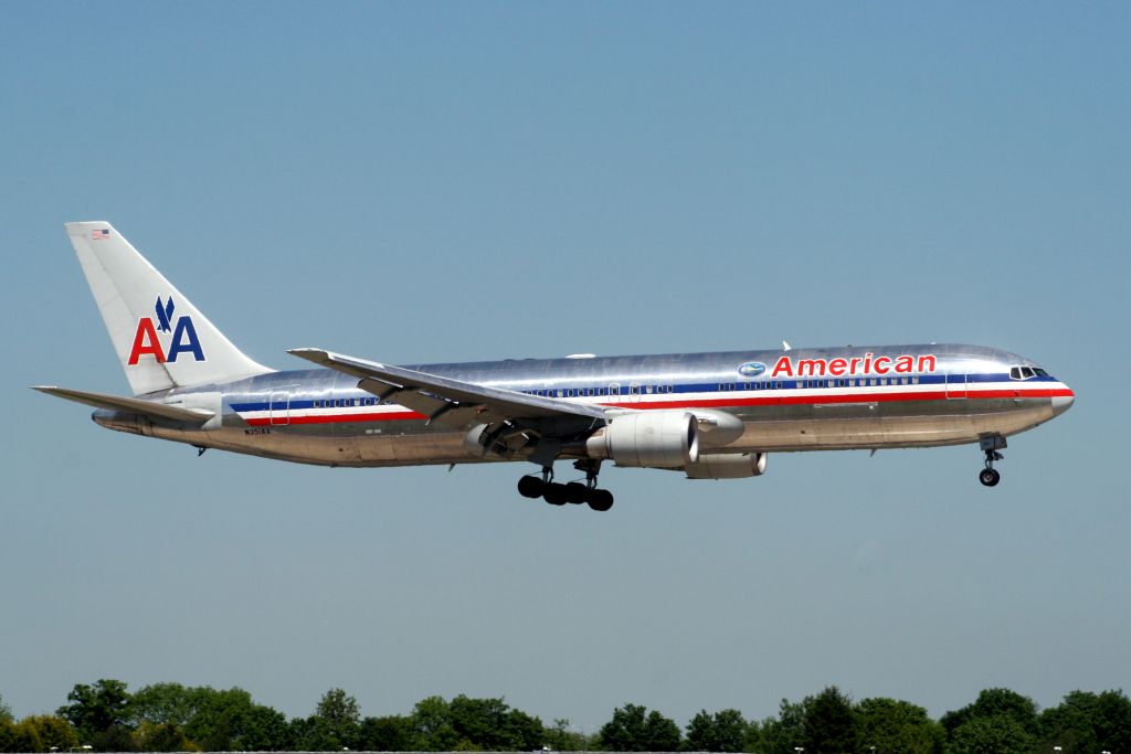 BOEING 767-300 (N351AA) - On short finals for R09L on 23-May-10 operating flight AAL80 from KDFW.