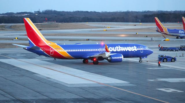 Boeing 737 MAX 8 (N8913S) - Pushing back for FLL as WN2152