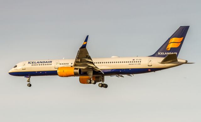 Boeing 757-200 (TF-FIS)