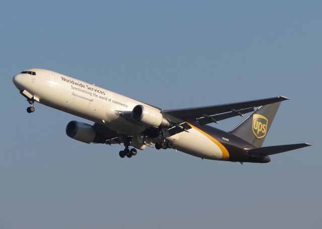 BOEING 767-300 (N329UP)